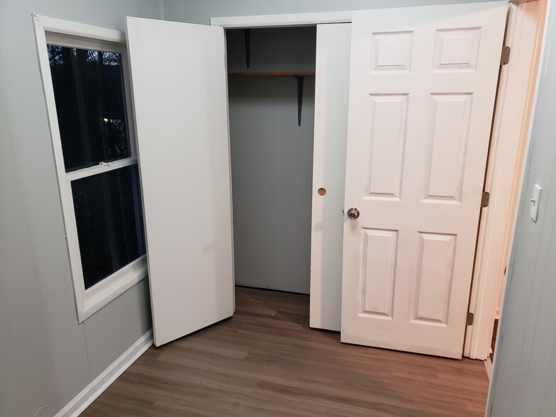 Building Photo - 253 Oak St