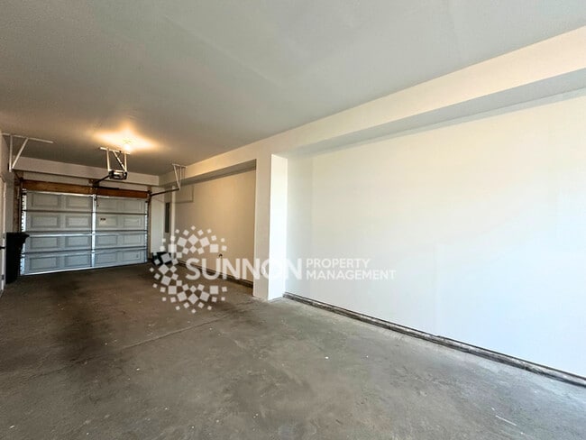 Building Photo - 3 Bedroom Townhome Located in Wendover Green