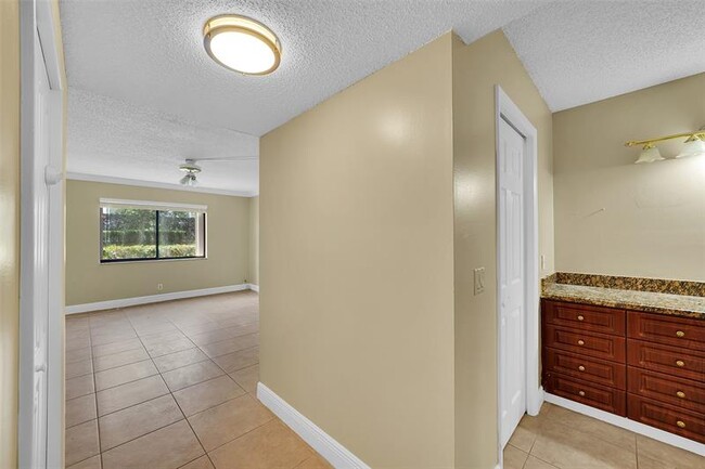 Building Photo - 350 Racquet Club Rd