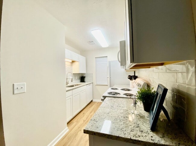 Building Photo - 533 Grant Ave