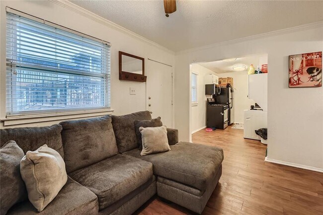 Building Photo - 2401 Manor Rd