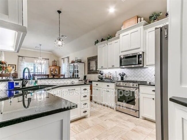 Building Photo - 811 E Mosier St