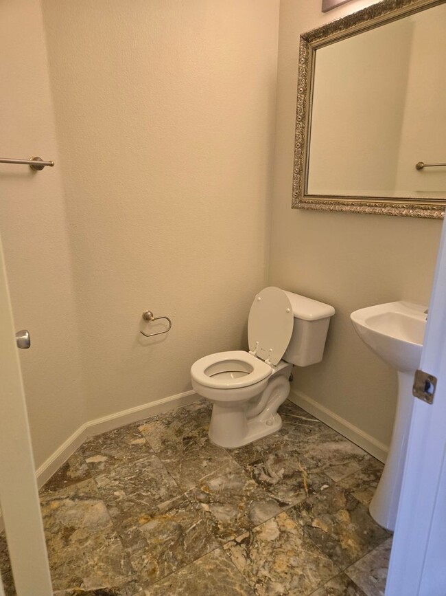 Building Photo - East Roseville - 3 Bdrm, 2 Bath located in...