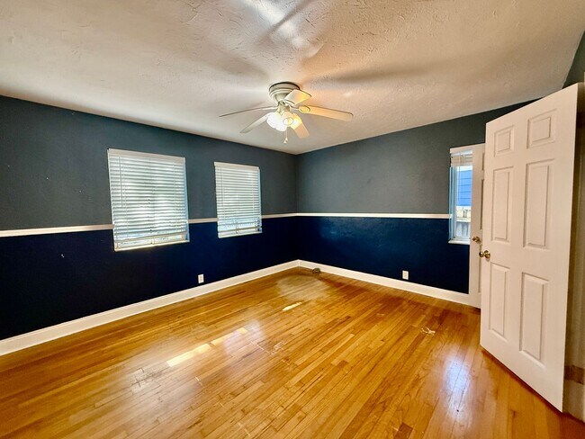 Building Photo - Euclid/Woodlawn Roommate Dream 4/3 home