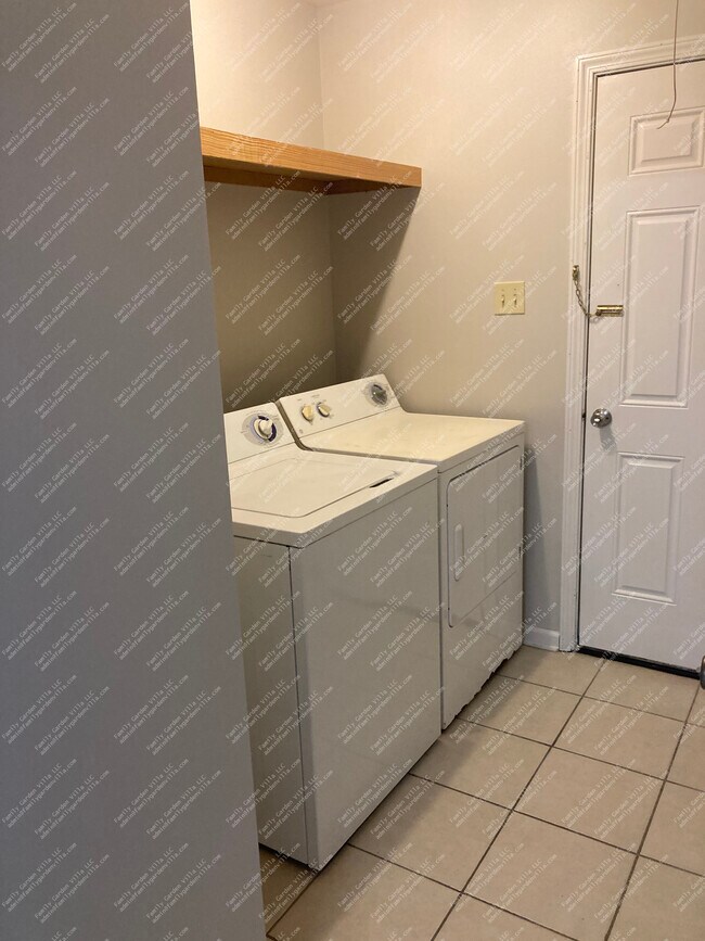 Building Photo - 340 Gloria St