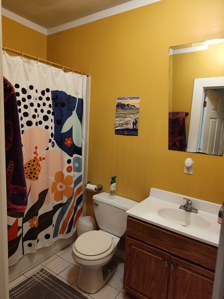 1st floor bath - 3918 Commonwealth St