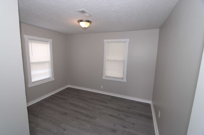 Building Photo - Quaint 2 Bedroom 1 Bathroom Ranch