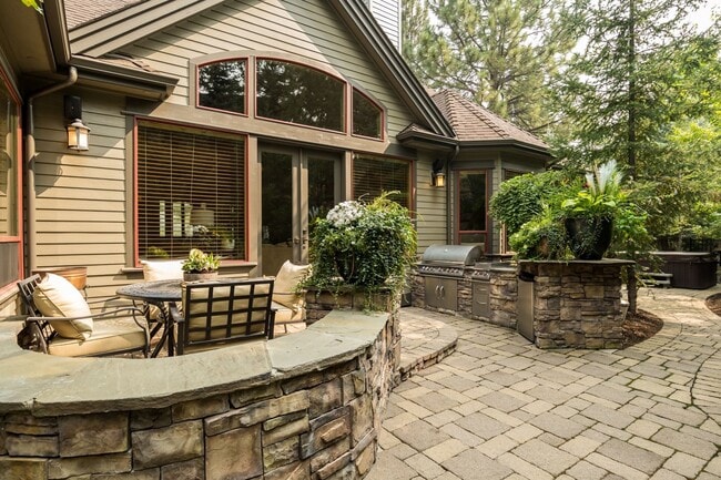 Building Photo - Westside custom home with high end craftsman finishes