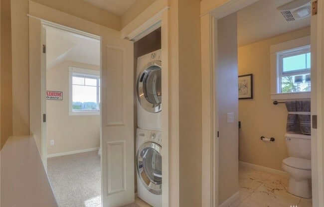 Building Photo - Light and Airy Townhome - Available April 10th