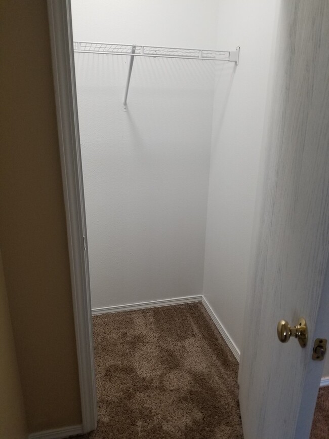 Building Photo - Townhome with a fireplace