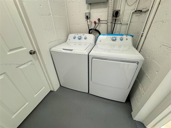 Building Photo - 1531 SW 66th Ave