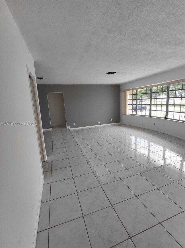 Building Photo - 5115 W Park Rd