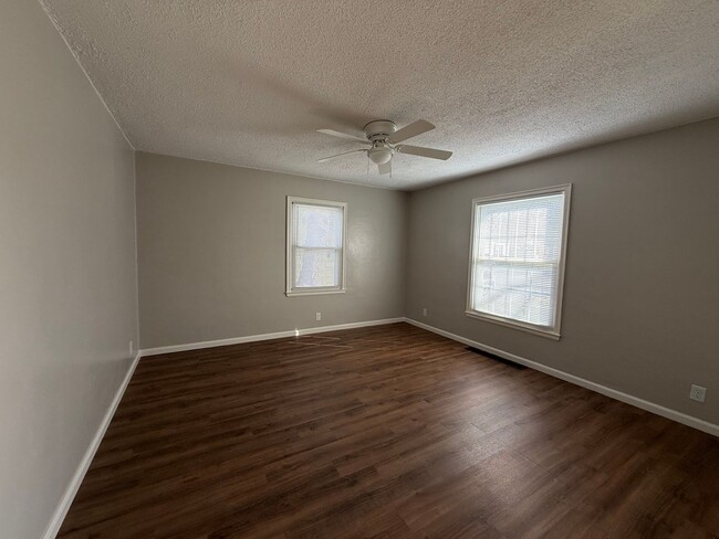 Building Photo - Beautiful renovated duplex in Edgewood!