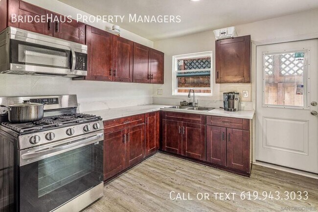 Building Photo - **$500 OFF FIRST MONTH'S RENT** Convenient...