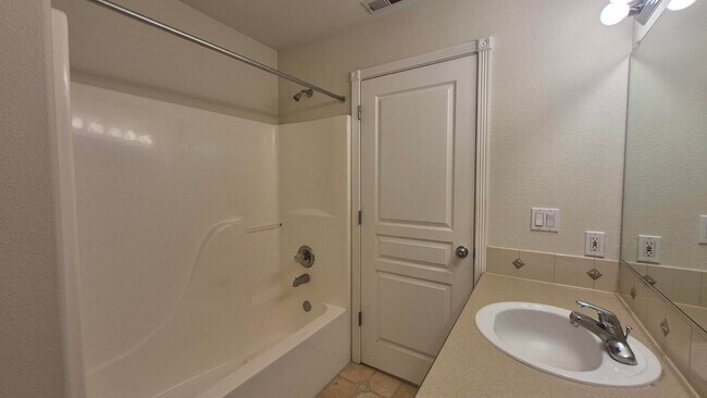 Building Photo - 3 Bedroom 2.5 Bath Town-Home in Gresham ne...