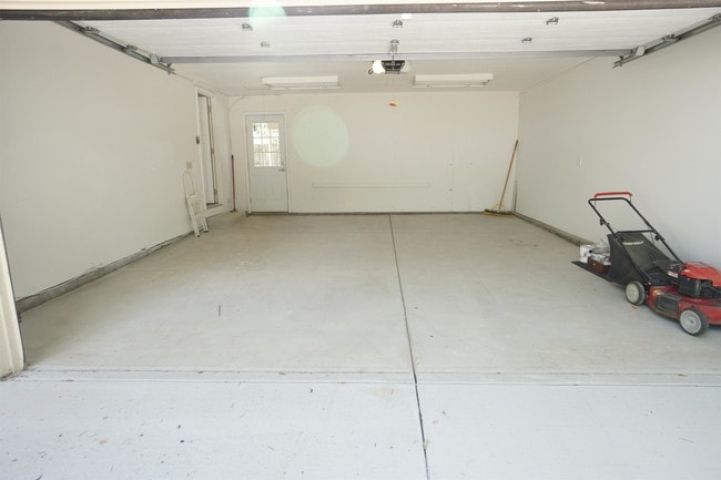 Building Photo - 5025 E Weaver Ave