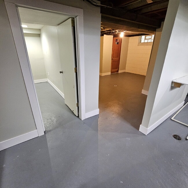 Building Photo - 3 Bedroom Bungalow w/ New Carpet Through O...