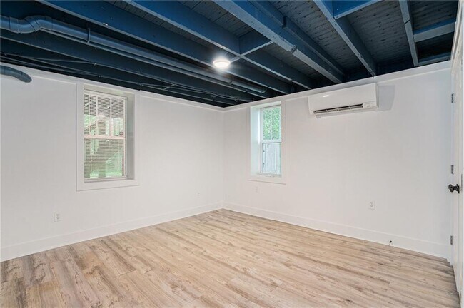 Building Photo - 218 Laurel Ave SW