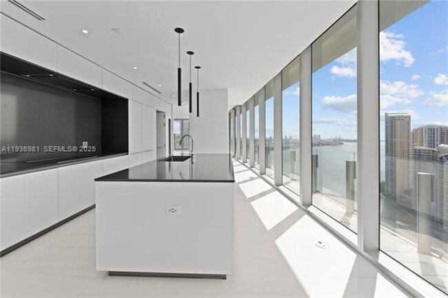 Building Photo - 300 Biscayne Blvd Way