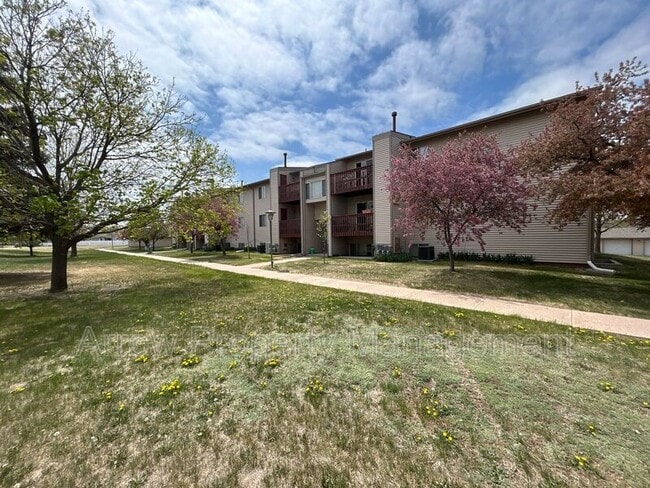 Building Photo - 1300 E H St