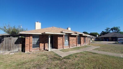 Building Photo - 2 bedroom 2 bath Duplex in Rowlett!