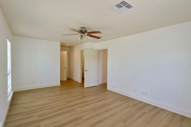 Building Photo - 3181 Pinehurst Dr