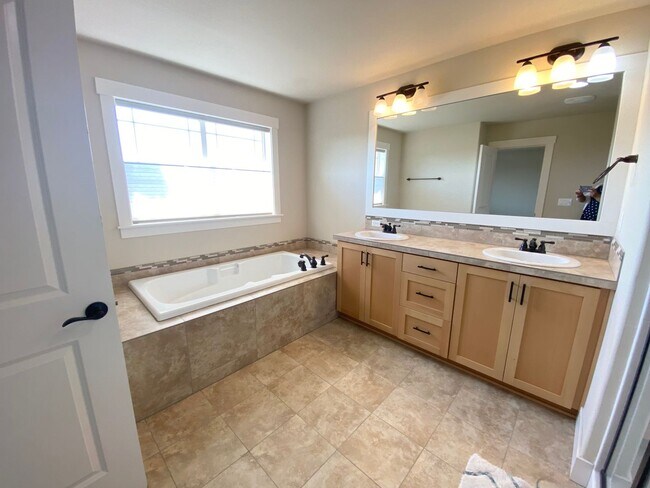 Building Photo - Bethany Creek 3 Bedroom Home!