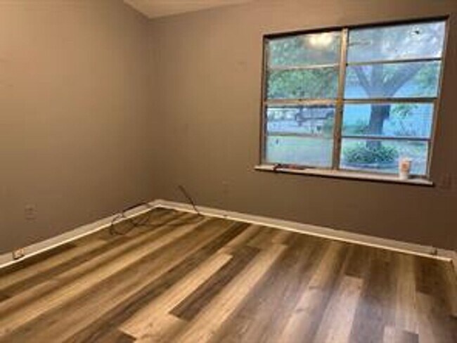 Building Photo - Walnut St Duplex