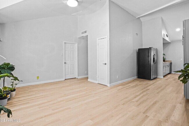 Building Photo - 6640 Star of India Ln