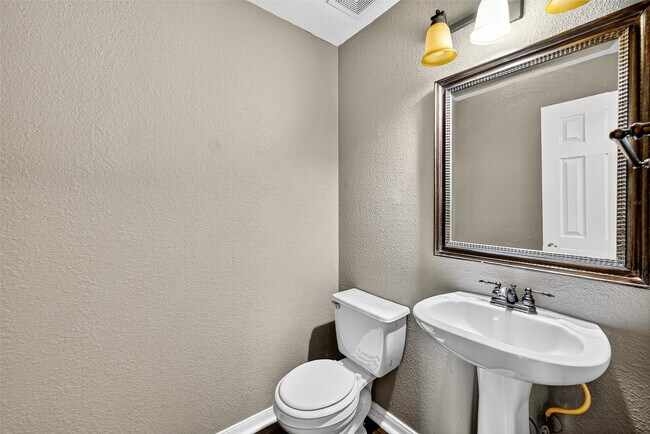 Building Photo - 5615 W Harrow Dr