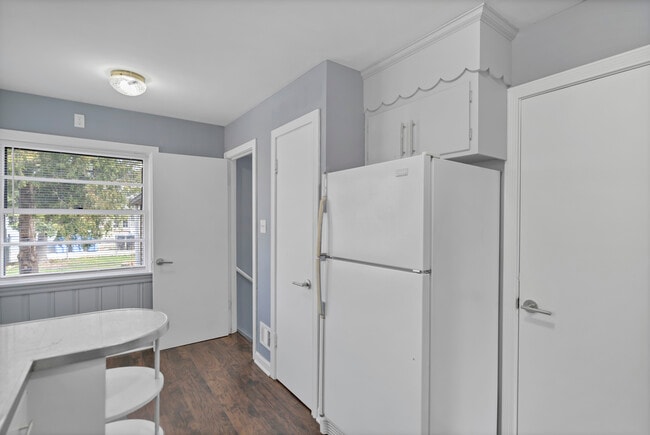 Building Photo - 7418 W Clarence Ave