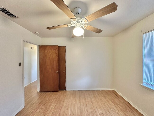 Building Photo - Discover this 3/2 home located in Mid-town...
