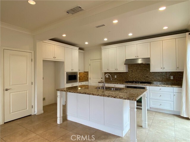 Building Photo - 32 Ovation