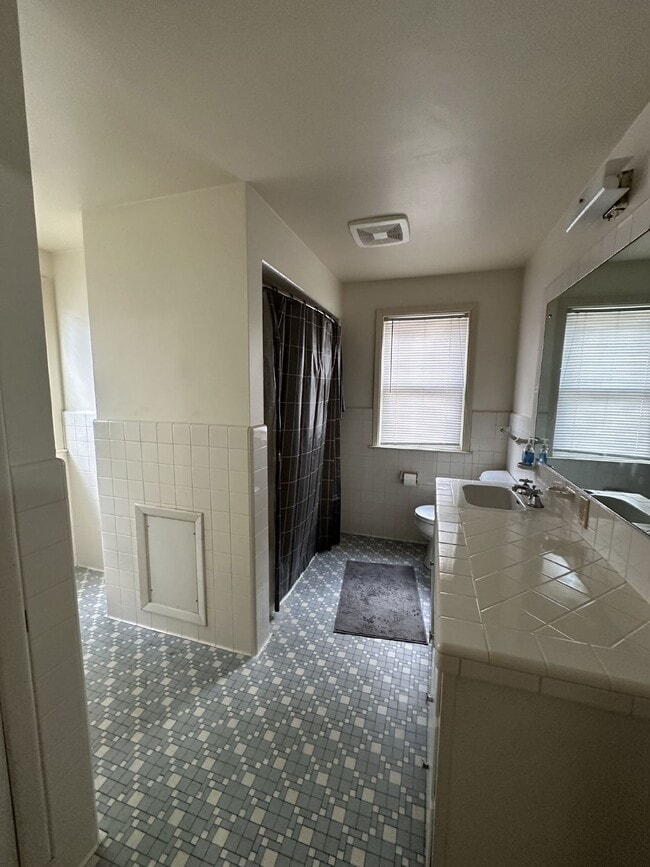 Building Photo - Exciting 3 Bed 1 & 1/2 Bath close to UWEC!