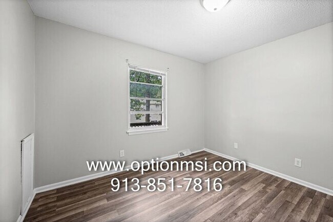 Building Photo - Very Spacious and ready for immediate move-in!!