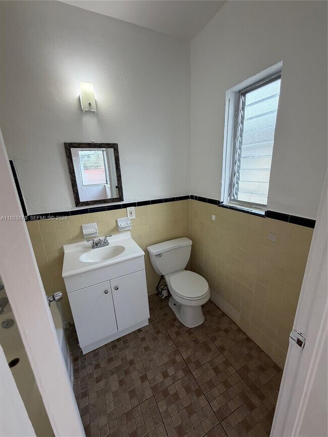 Building Photo - 945 Bay Dr