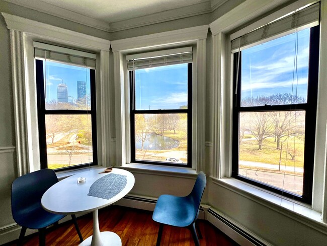 Building Photo - Renovated Top Floor 1-Bed on Park Drive | ...