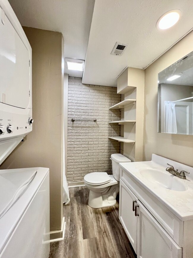 Building Photo - Updated 2 Bed Duplex in Central MHK - Augu...
