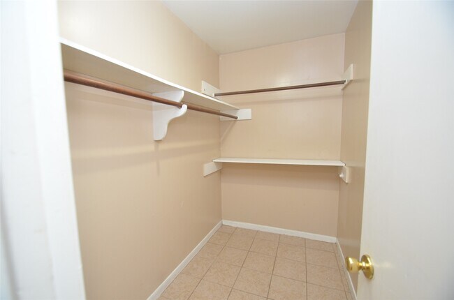 Building Photo - 439 Breeze Park Dr