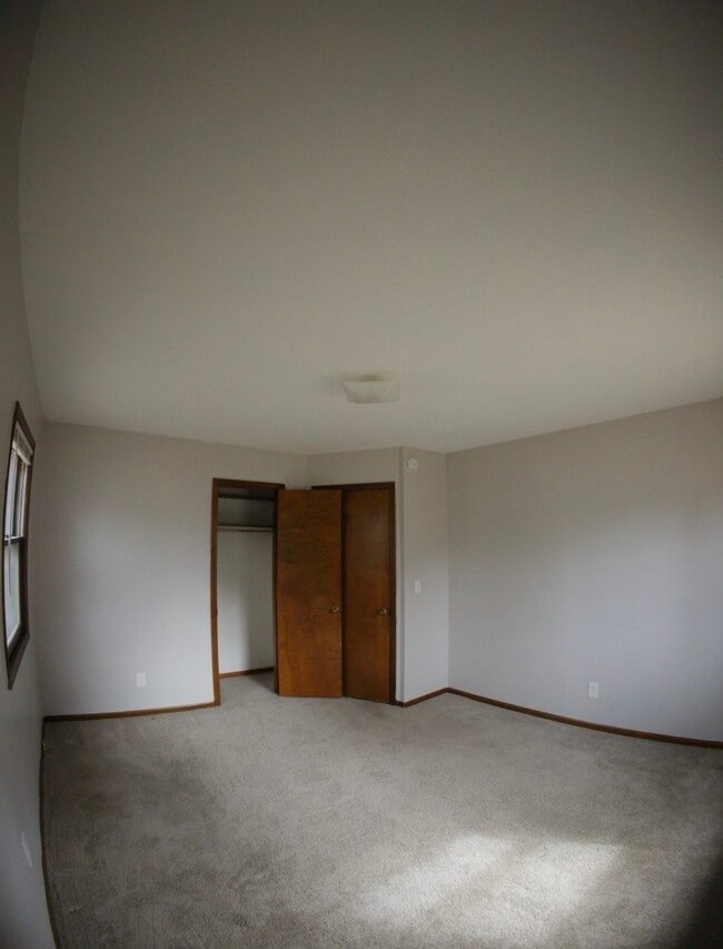 Building Photo - 5217 Newcastle Dr SE