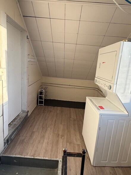 Building Photo - 9727 Dequindre St