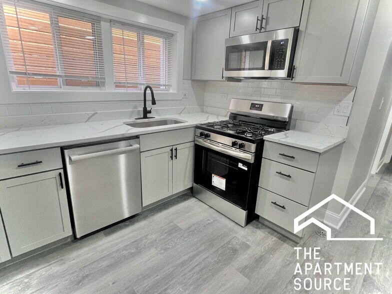 Building Photo - 2937 N Fairfield Ave