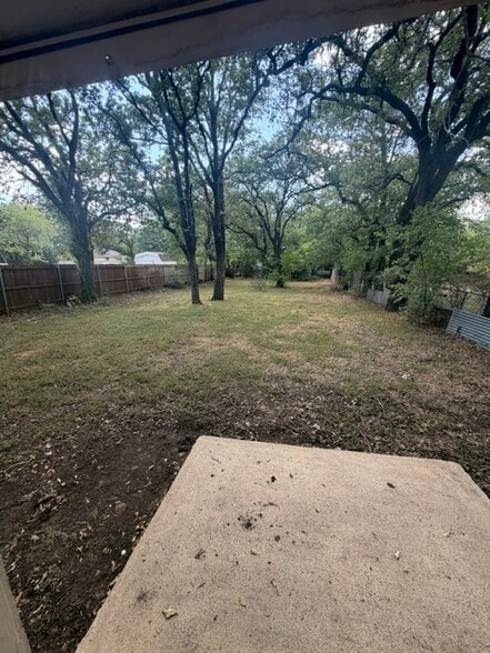 Large Backyard - 3408 Sydney St