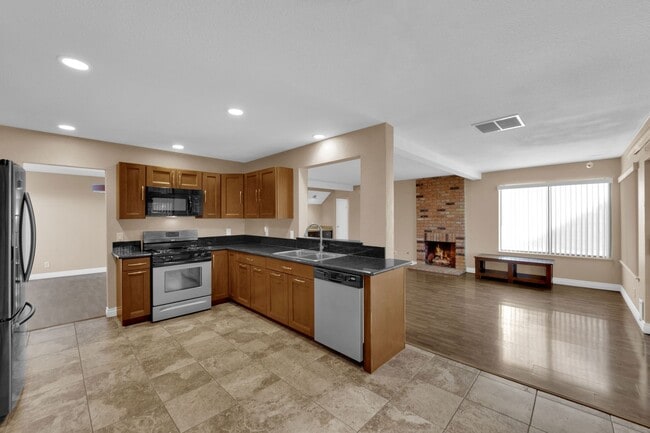 Building Photo - Beautiful 4 bed/ 3 bath POOL Home For Rent