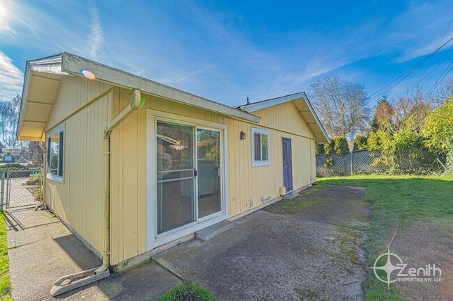 Building Photo - 3210 NE 44th St