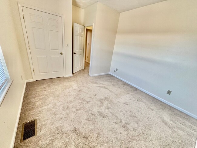 Building Photo - 2 Bedroom Duplex within walking distance o...