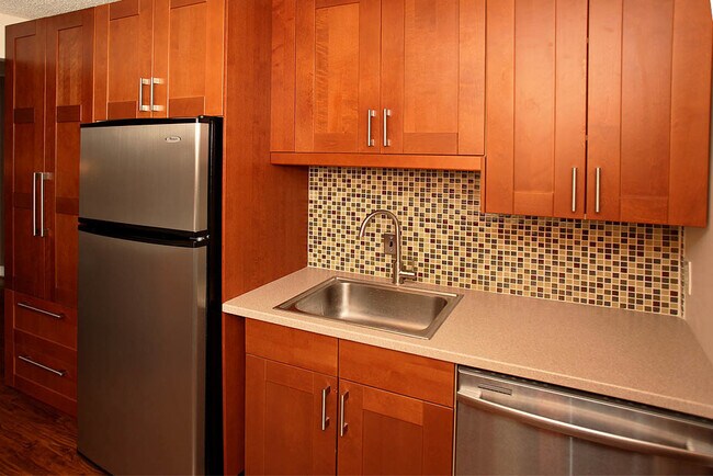 Building Photo - Large 2br/2ba - All utilities included in rent