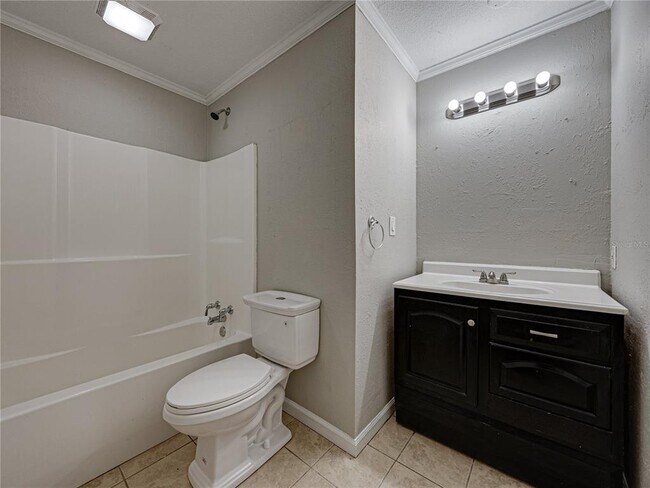 Building Photo - 5017 Lewellyn Rd