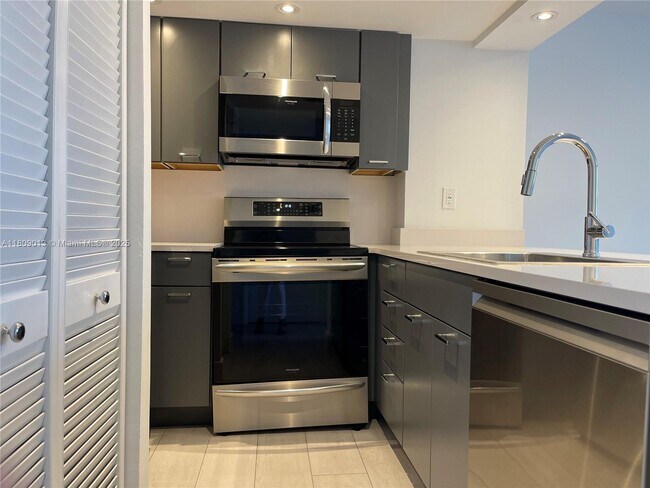 Building Photo - 540 Brickell Key Dr