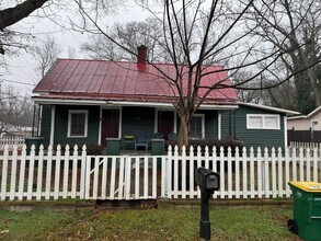 Building Photo - Cute Downtown 2 Bedroom Cottage!